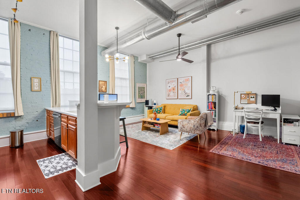 140 E Glenwood Ave 206
