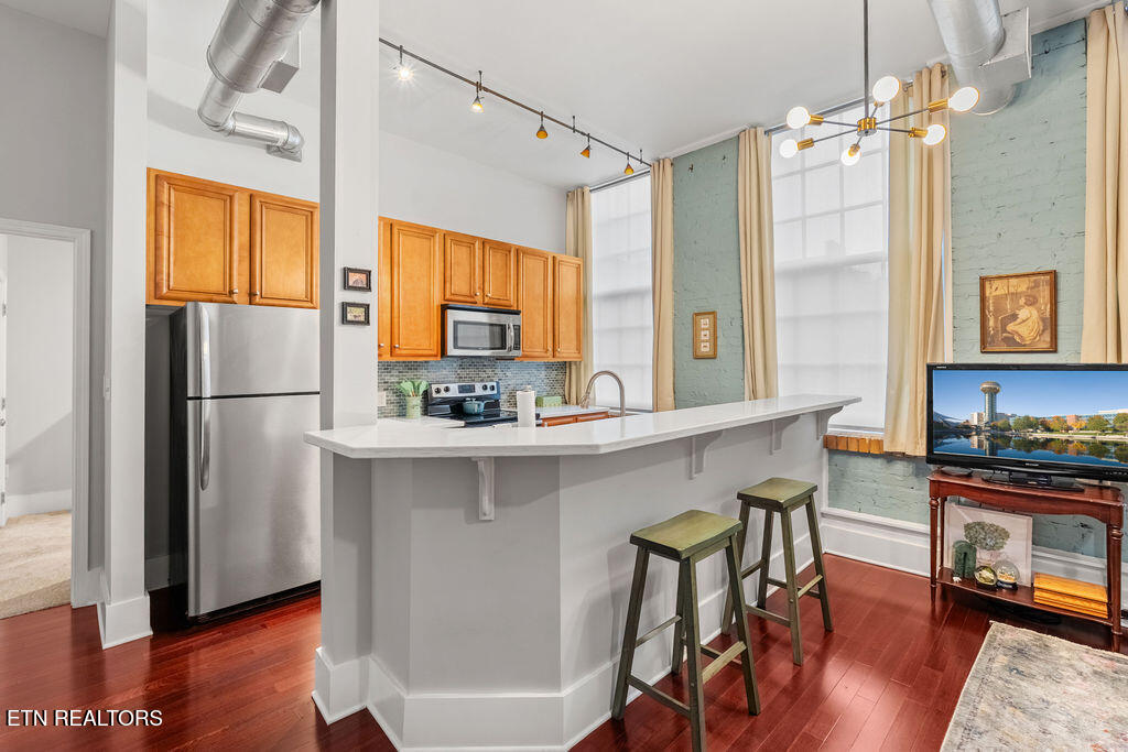 140 E Glenwood Ave 206