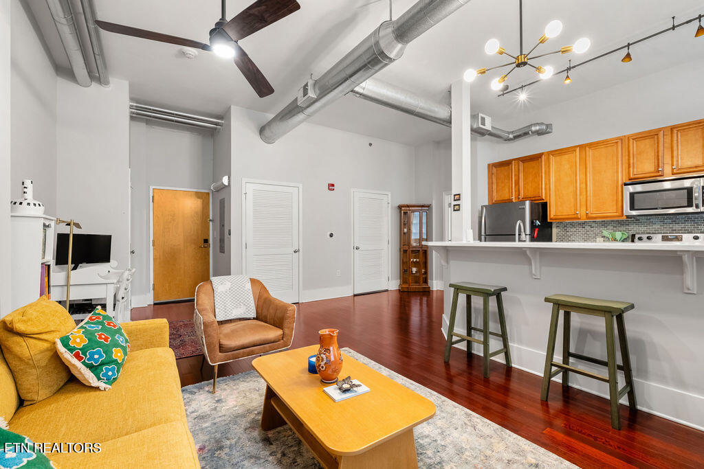 140 E Glenwood Ave 206