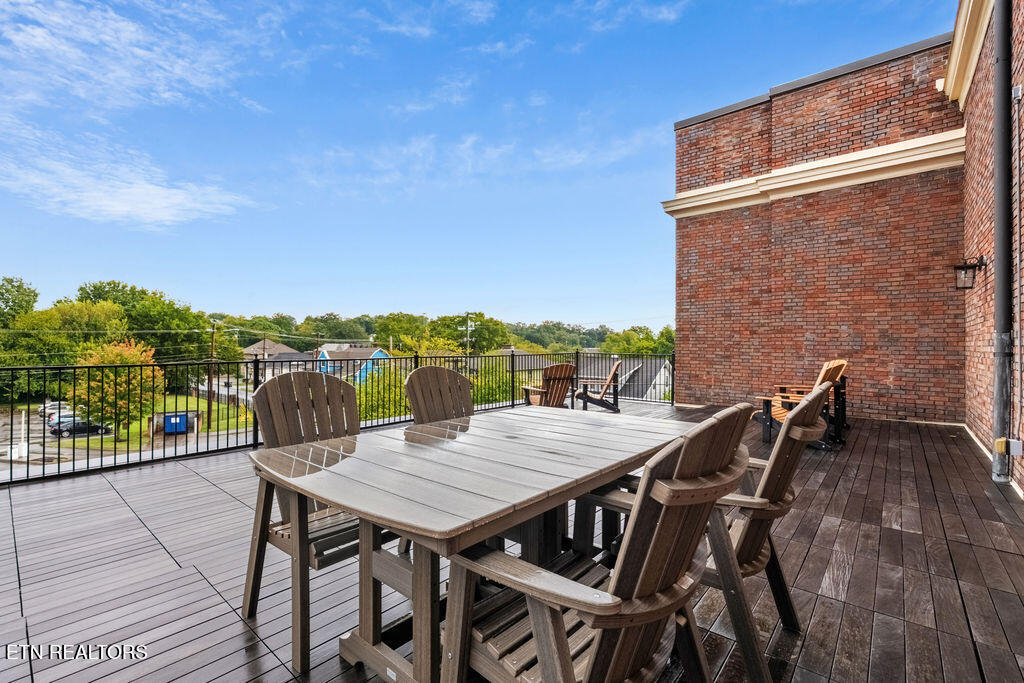140 E Glenwood Ave 206