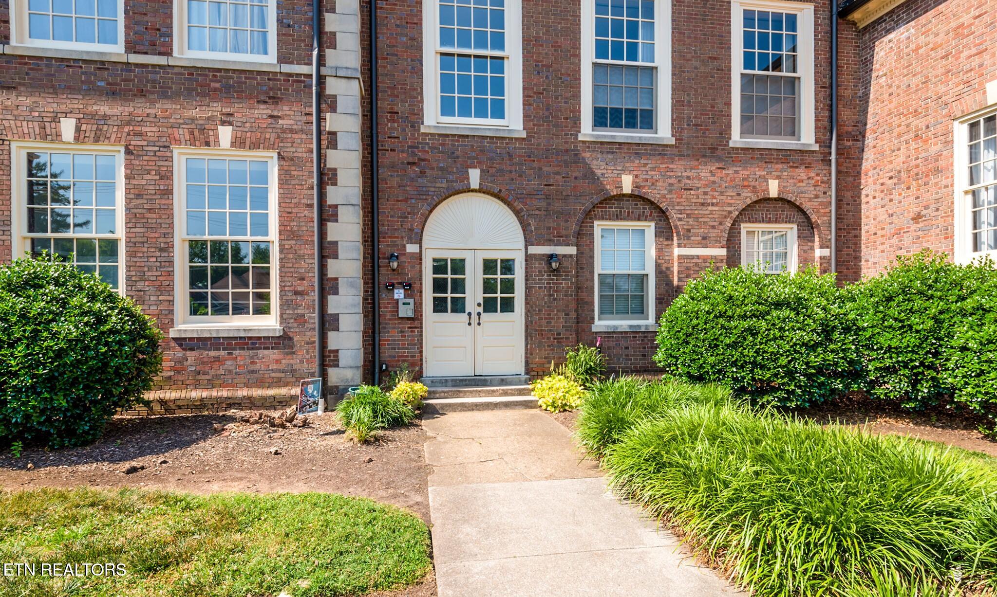140 E Glenwood Ave 206