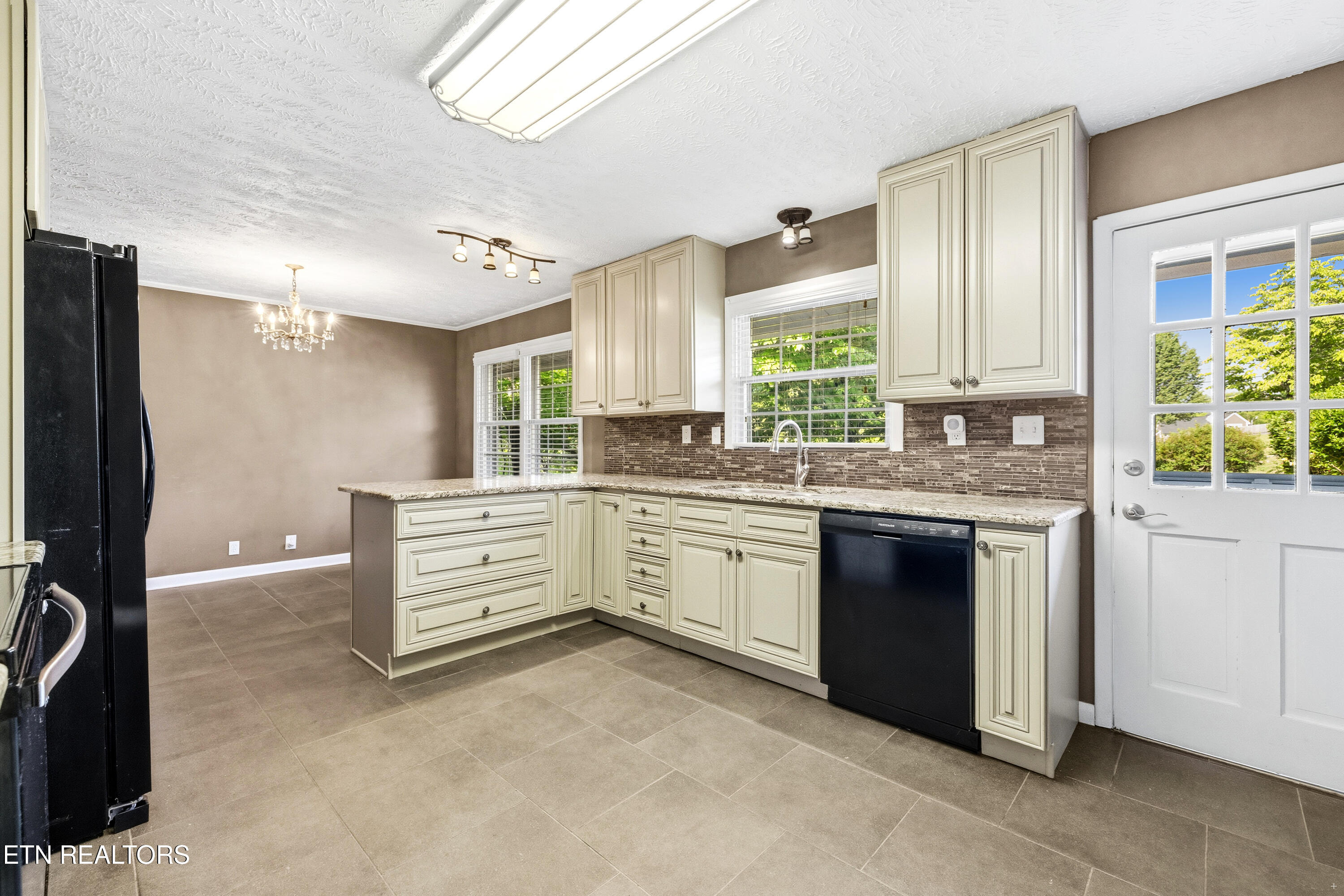1141 Sanders Rd