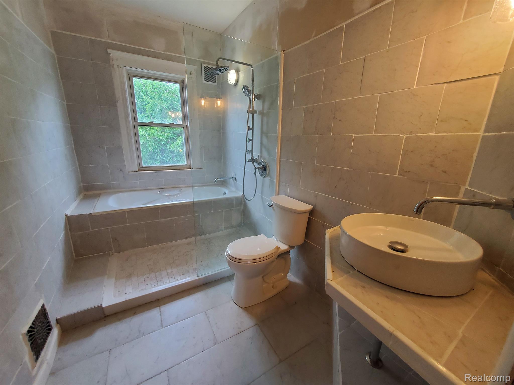 819 E GRAND Boulevard