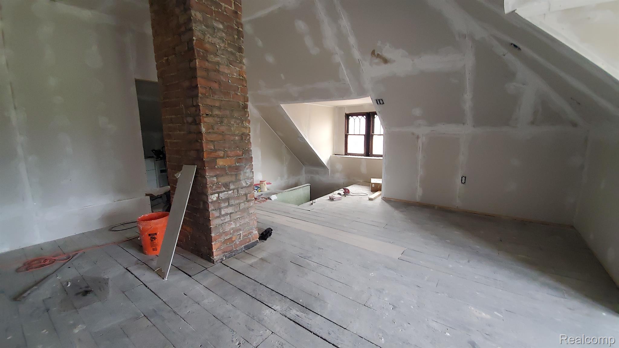 819 E GRAND Boulevard