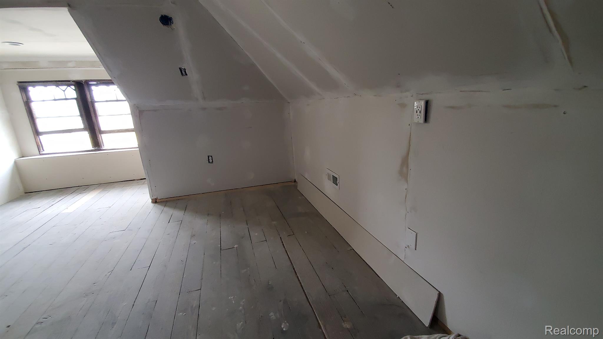 819 E GRAND Boulevard