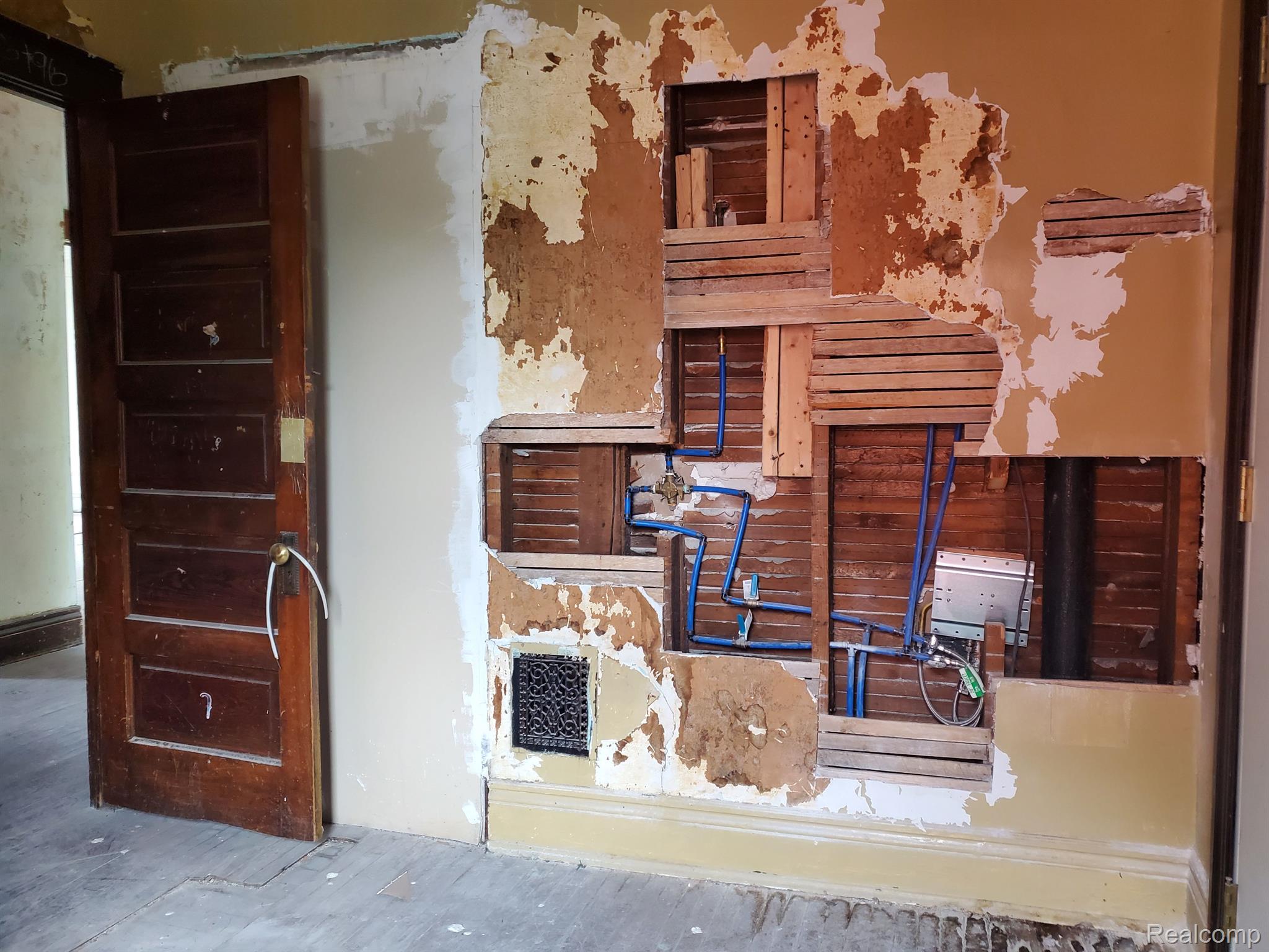 819 E GRAND Boulevard