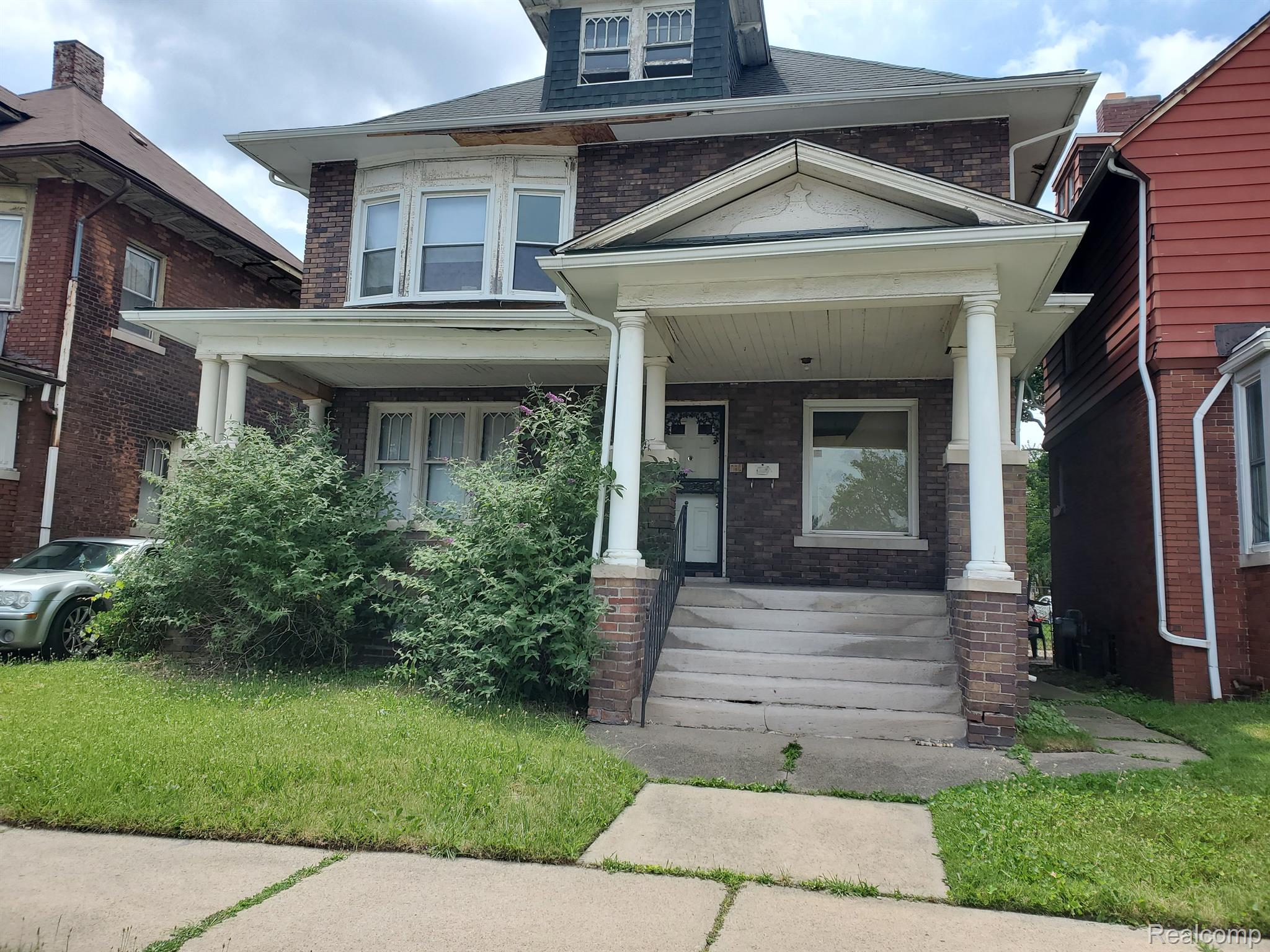 819 E GRAND Boulevard