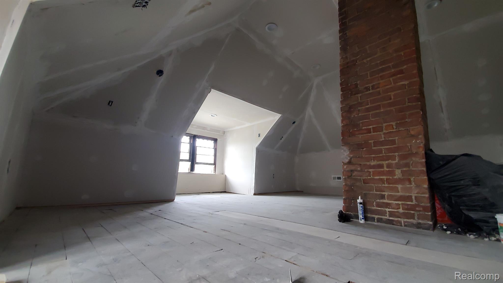 819 E GRAND Boulevard