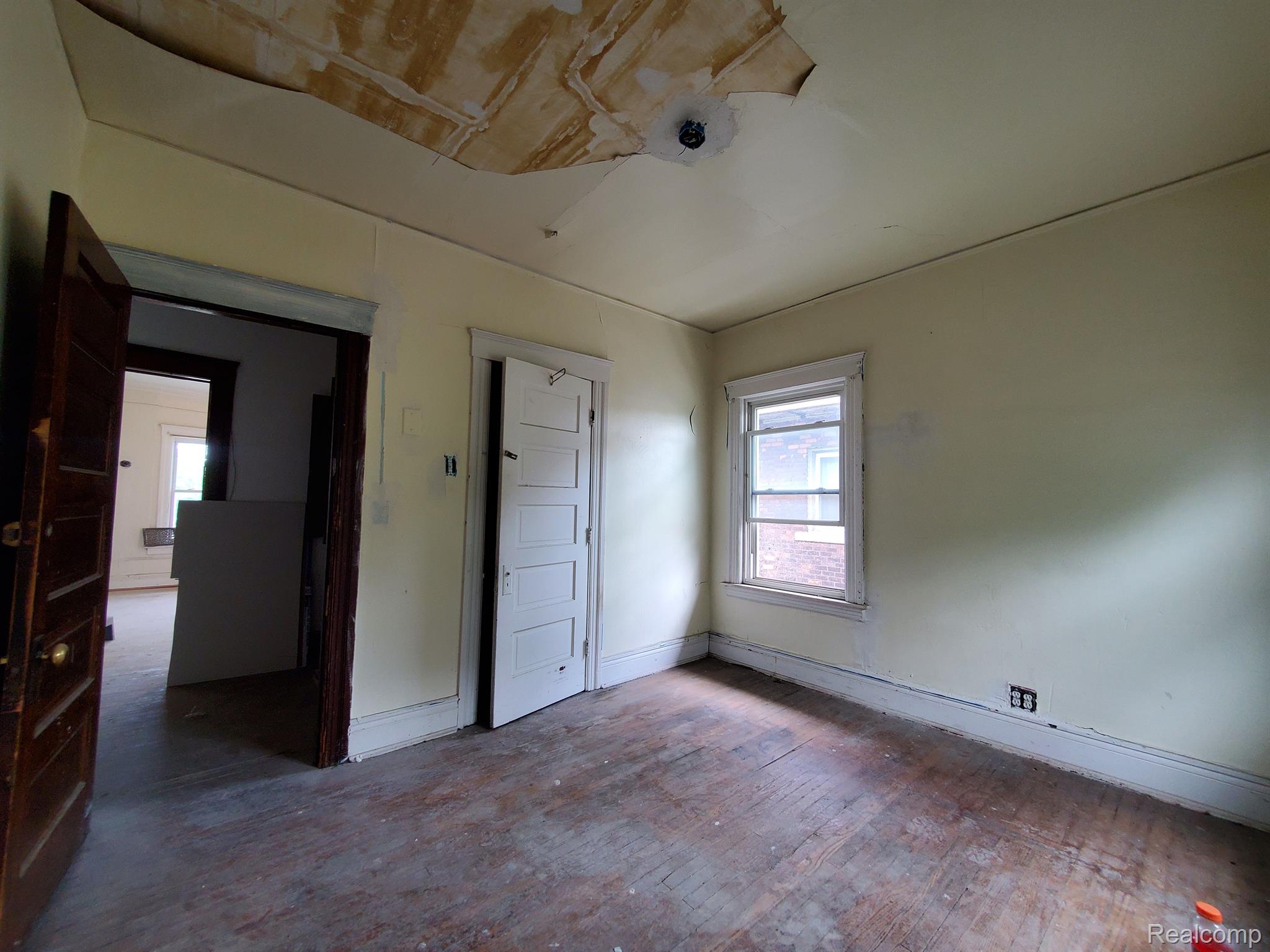 819 E GRAND Boulevard