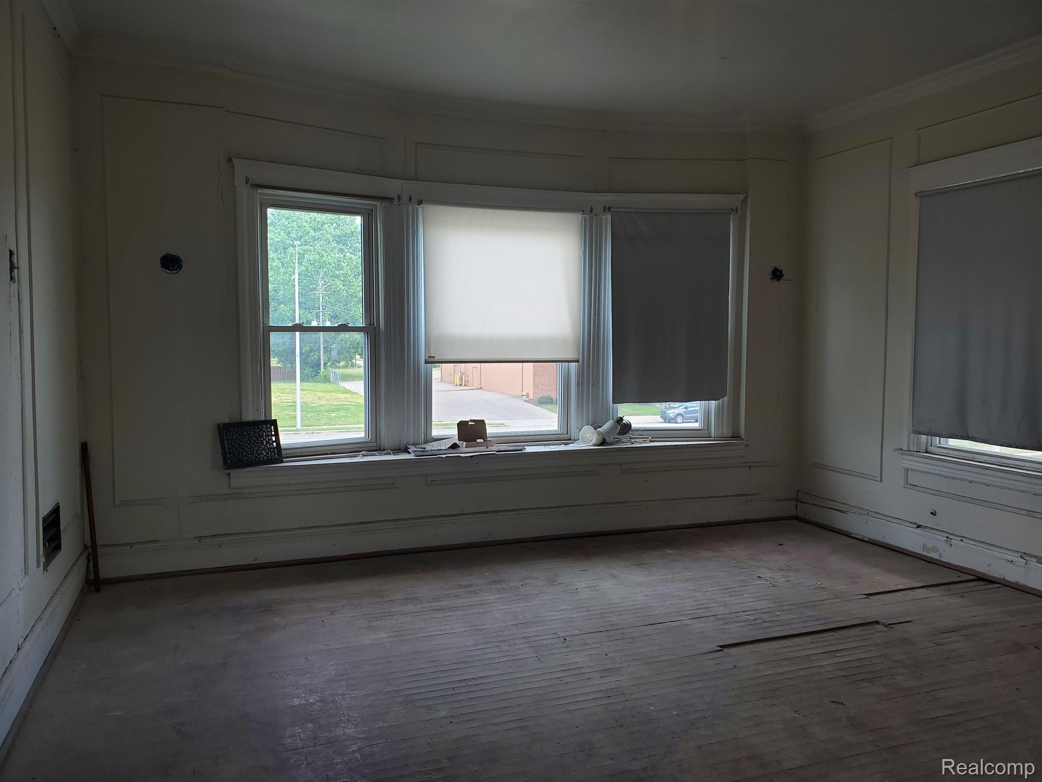 819 E GRAND Boulevard