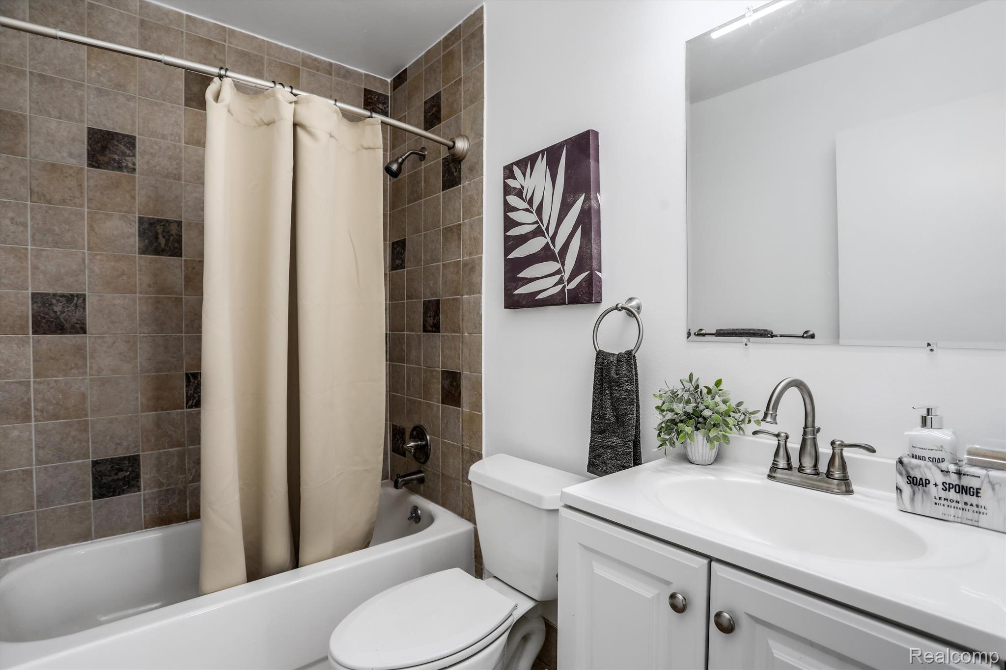 6533 E JEFFERSON Avenue Unit: Apt 406