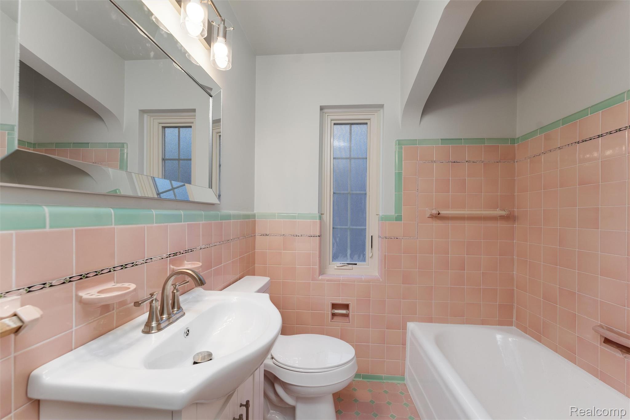 16806 LaSalle (Upper Unit)