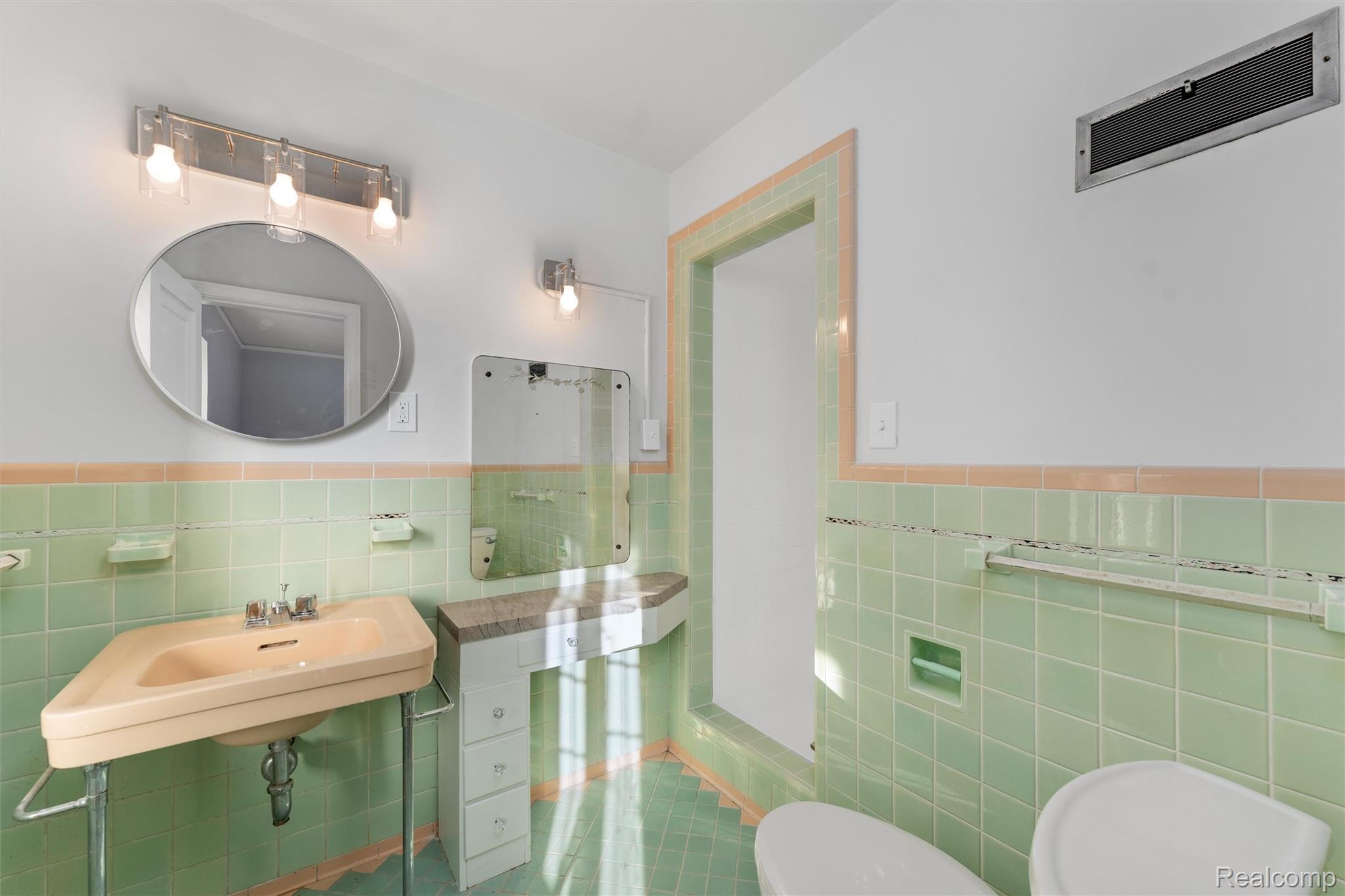 16806 LaSalle (Upper Unit)