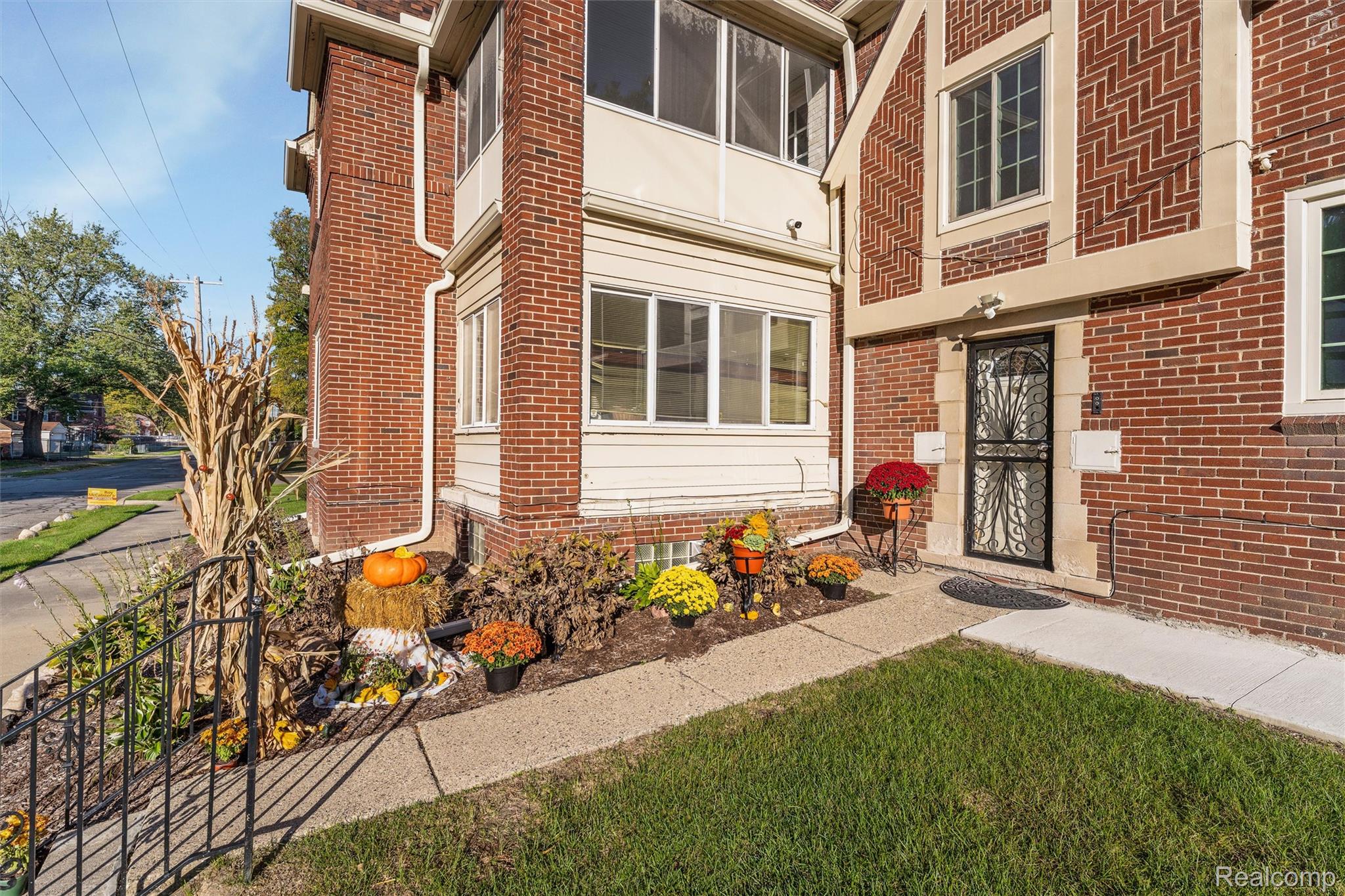 16806 LaSalle (Upper Unit)