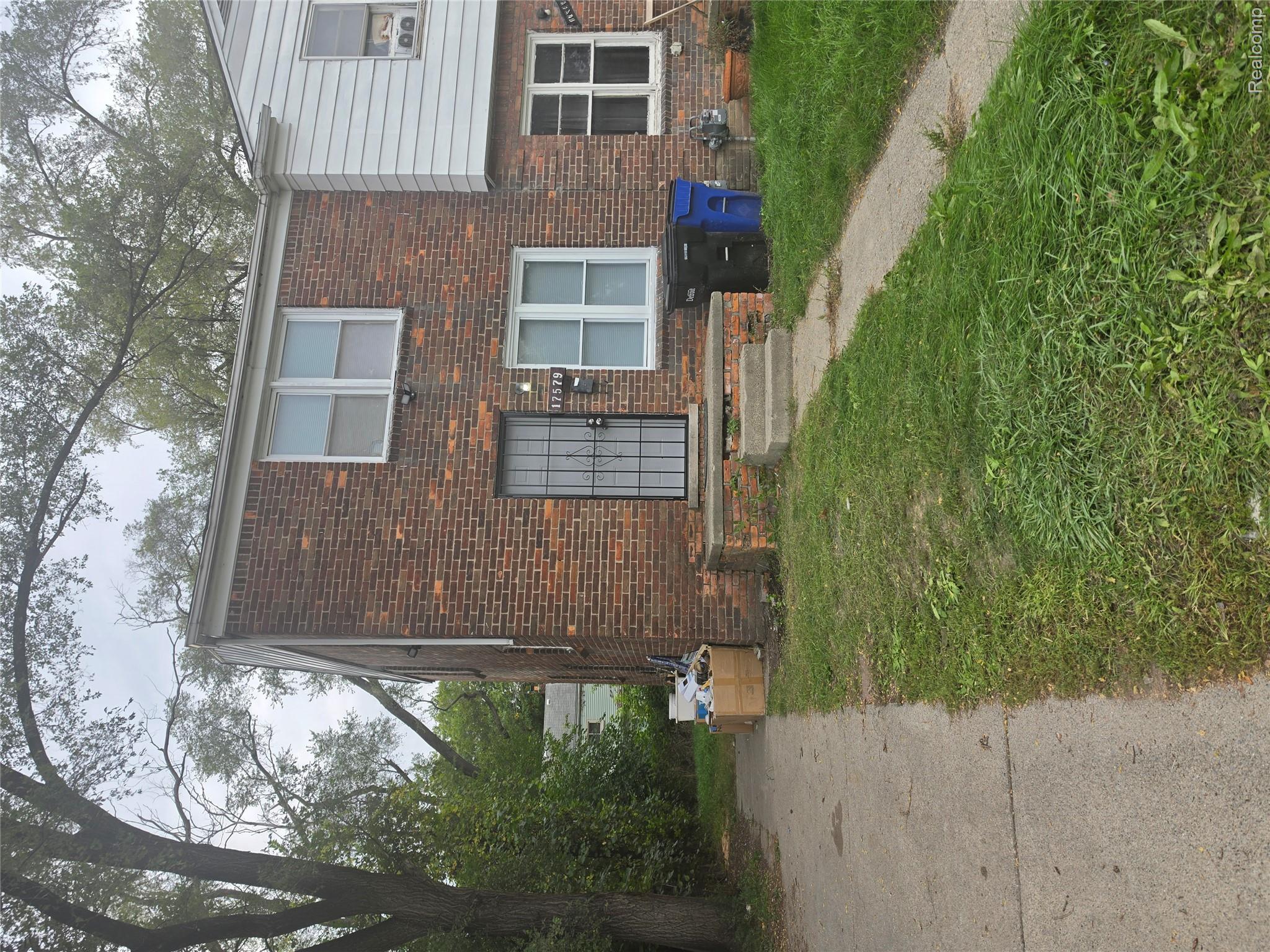 17579 Meyers RD