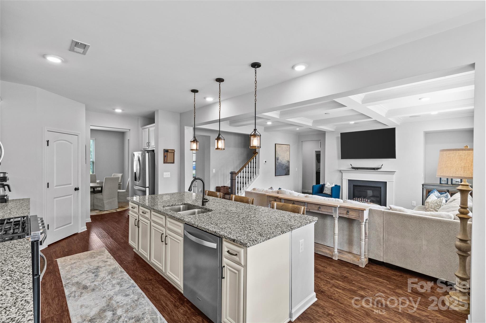 832 Oak Manor Drive SE