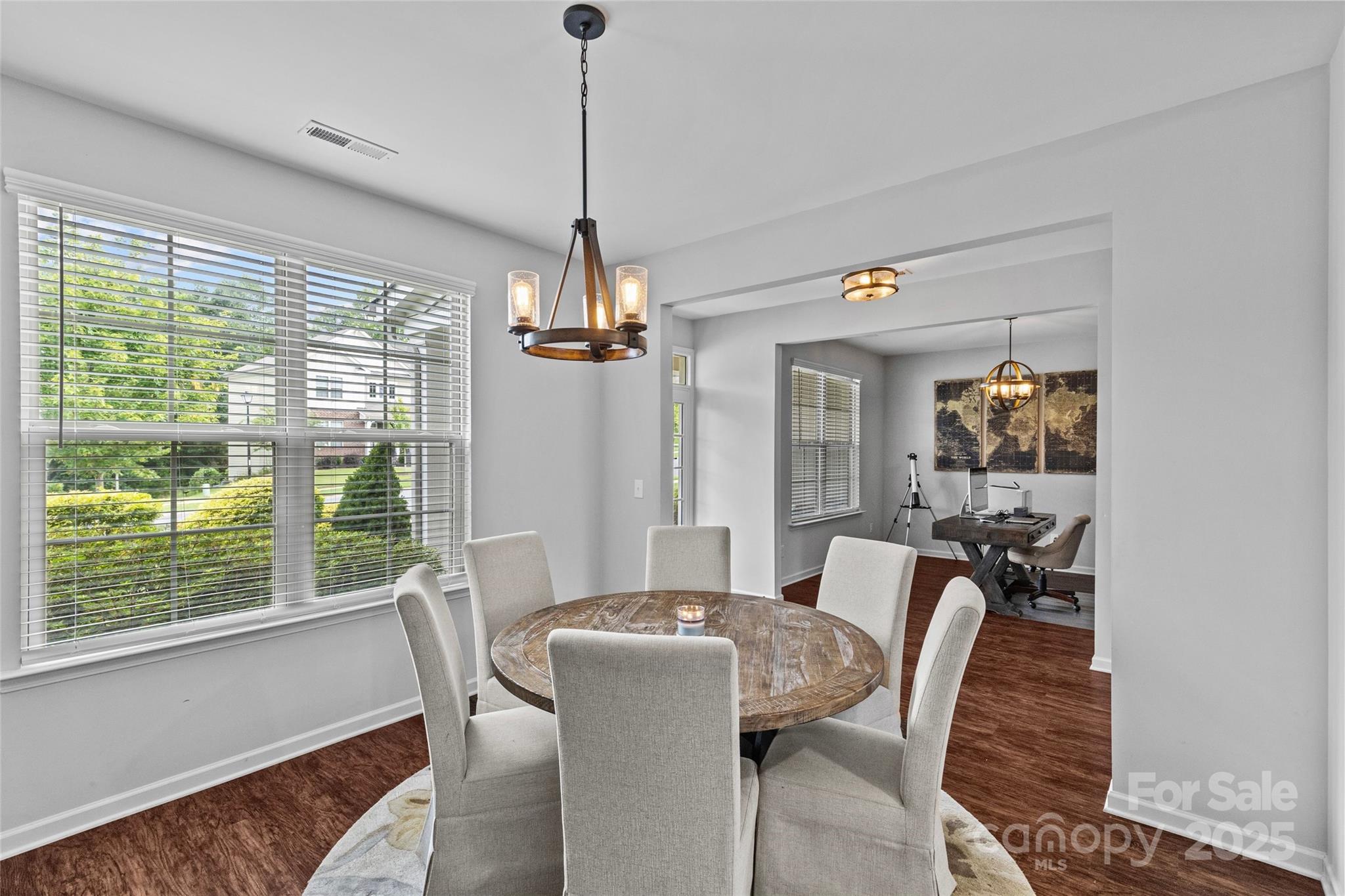 832 Oak Manor Drive SE