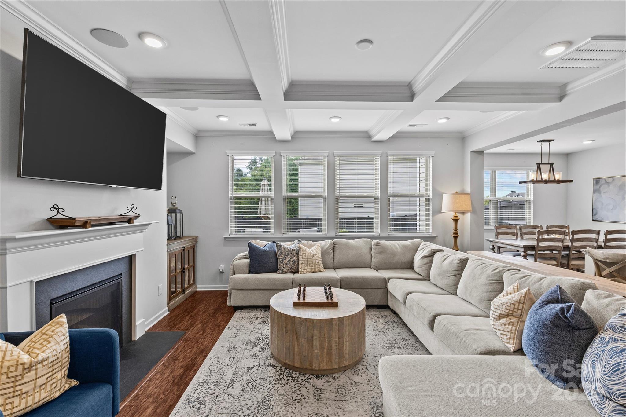 832 Oak Manor Drive SE