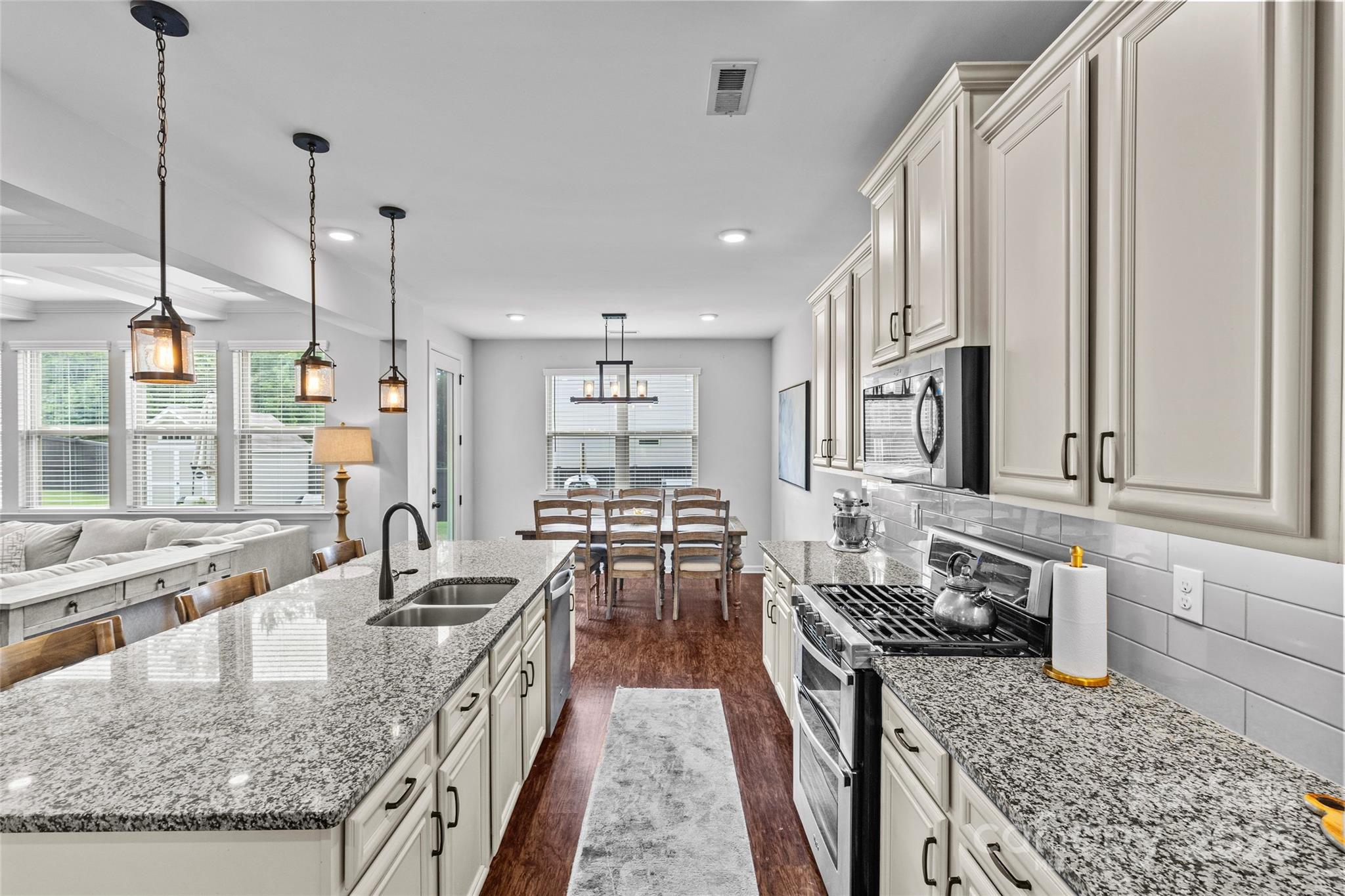 832 Oak Manor Drive SE