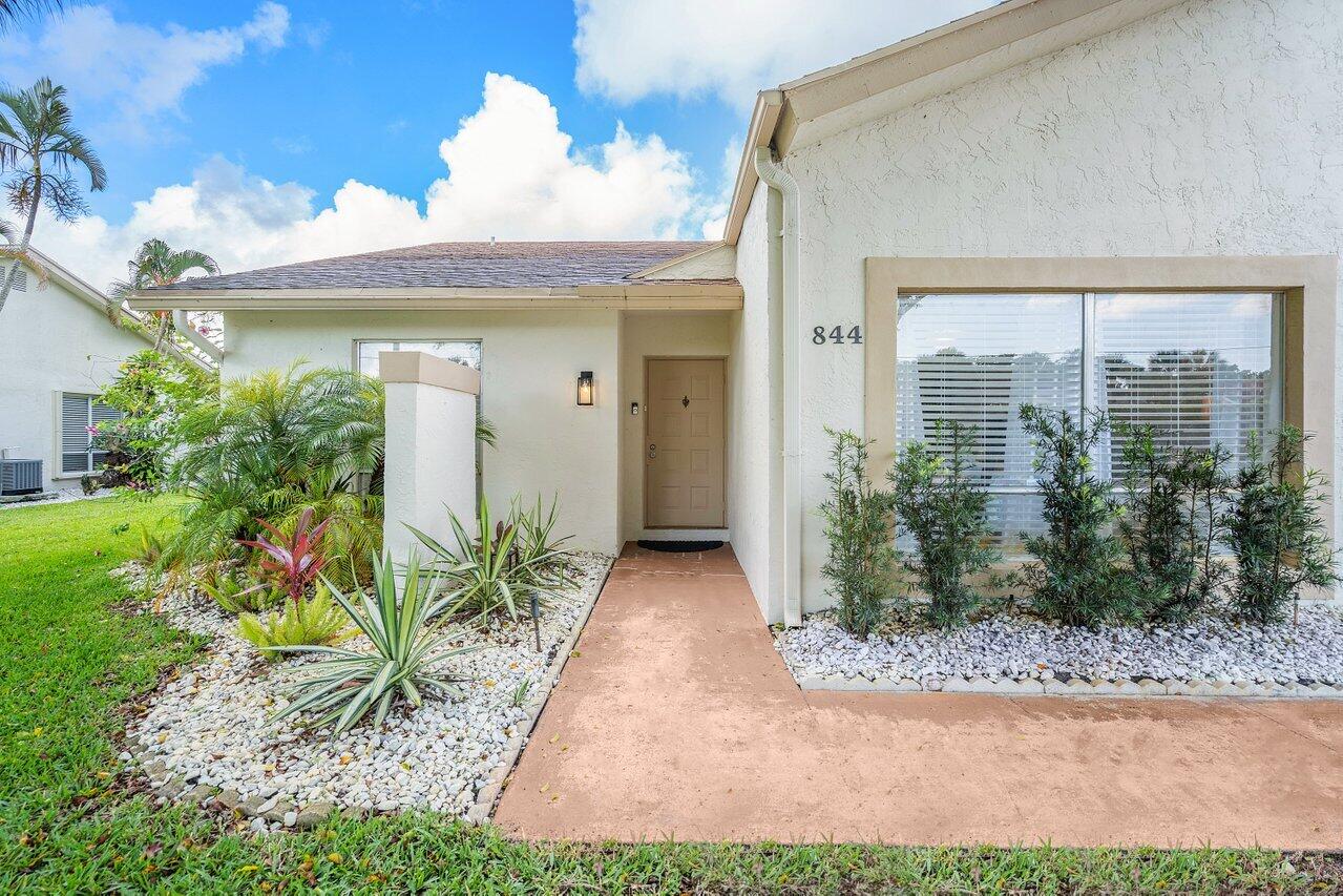 844 Lago Road