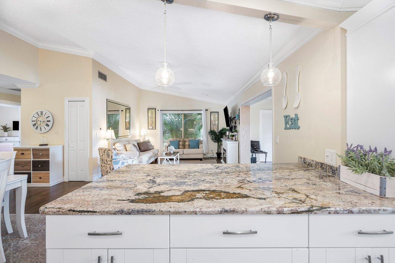844 Lago Road