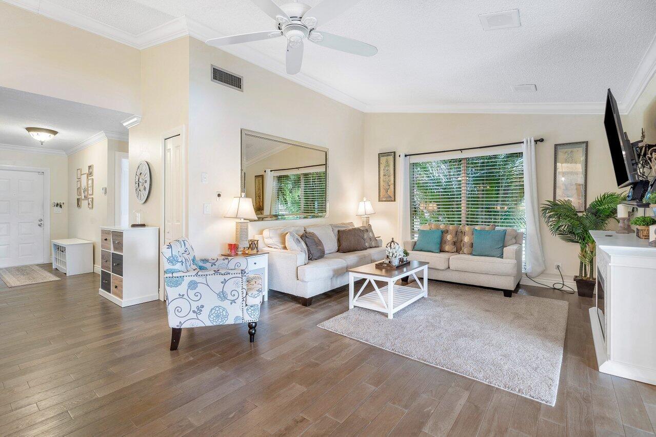 844 Lago Road