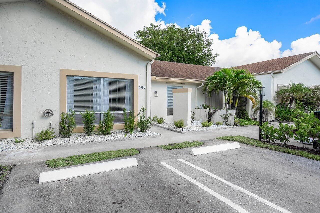 840 Lago Road