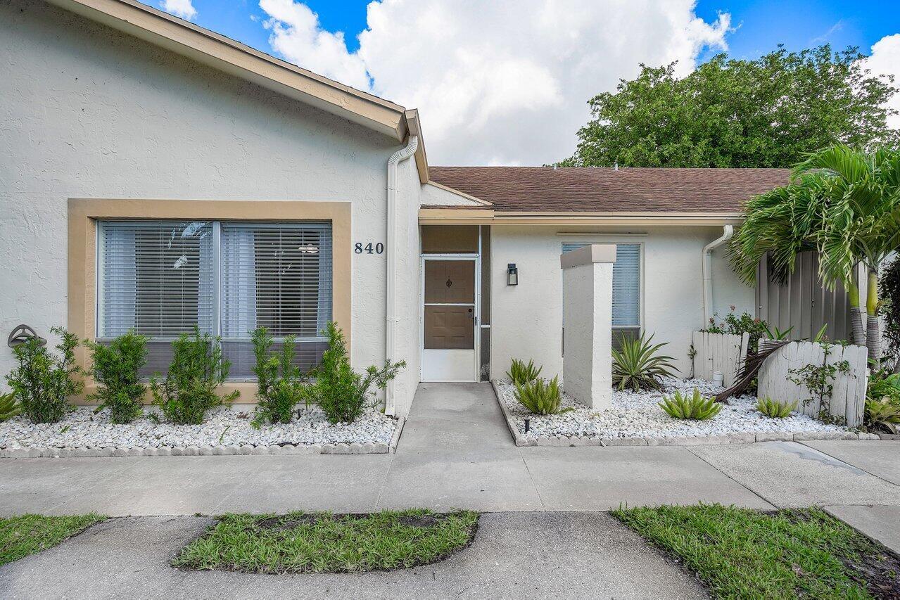 840 Lago Road