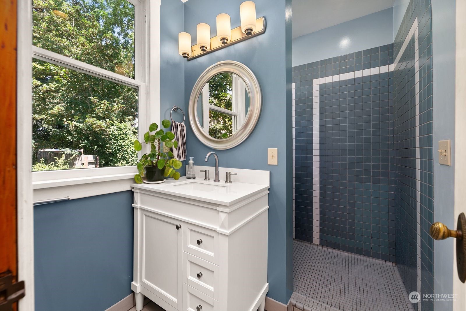 1910 E Columbia Street