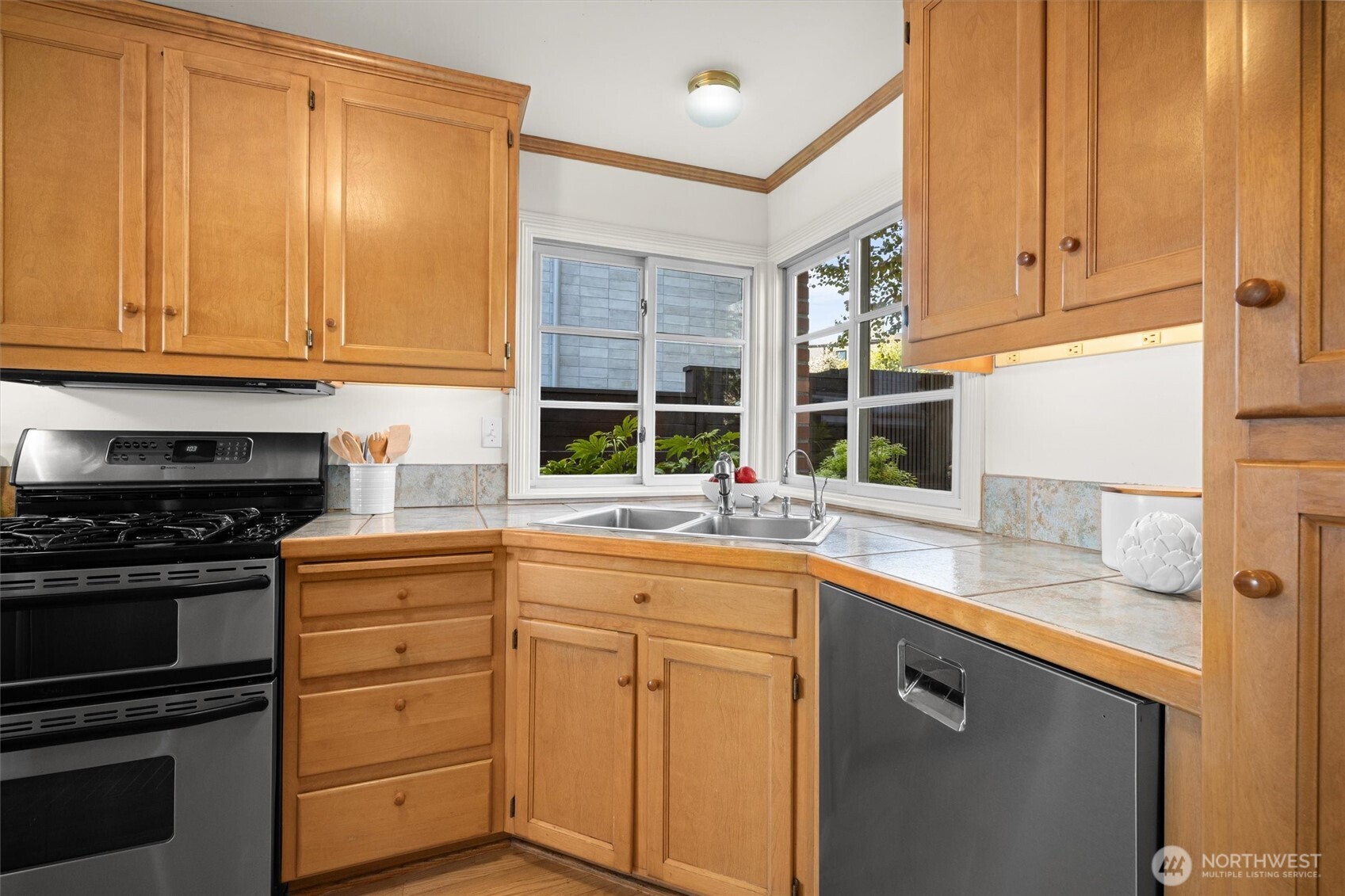 2322 Eyres Place W