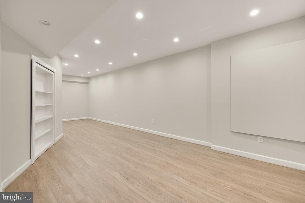 7813 STABLE WAY
