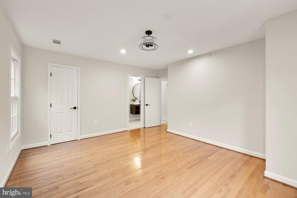 7813 STABLE WAY
