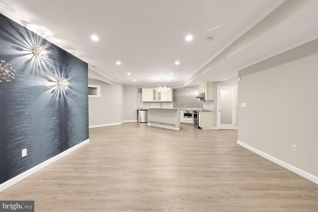 7813 STABLE WAY