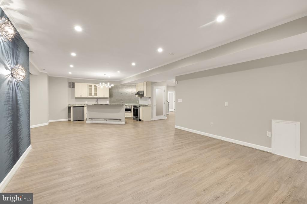 7813 STABLE WAY