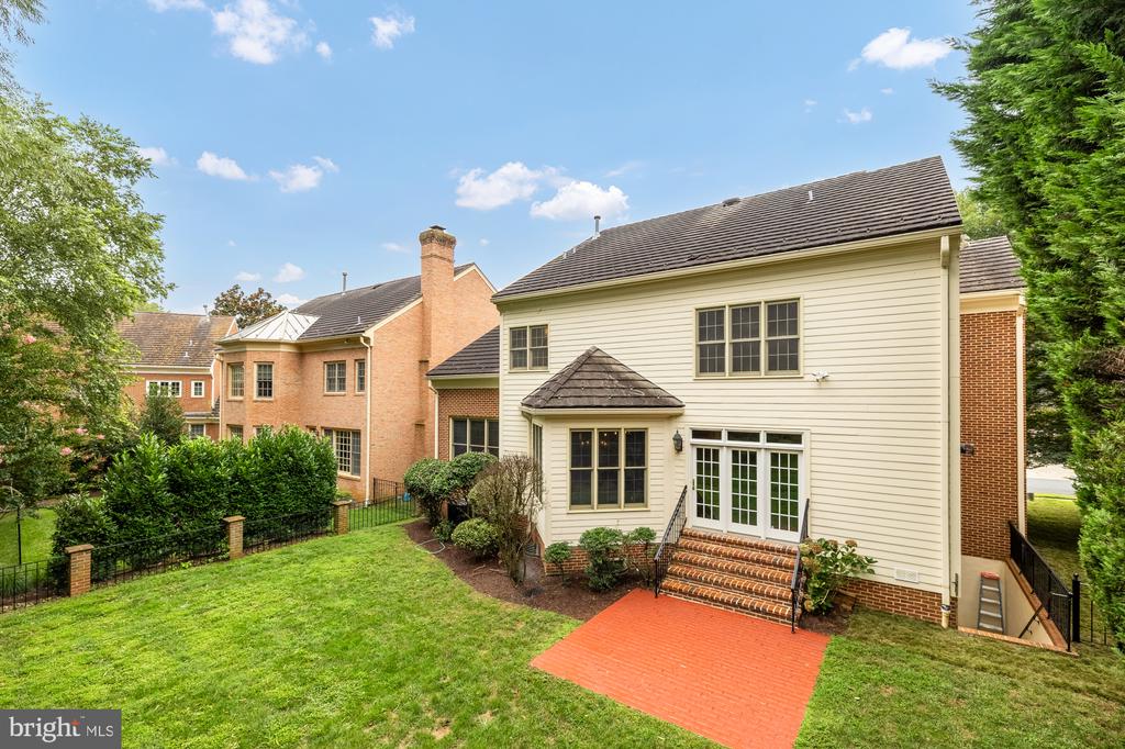 7813 STABLE WAY