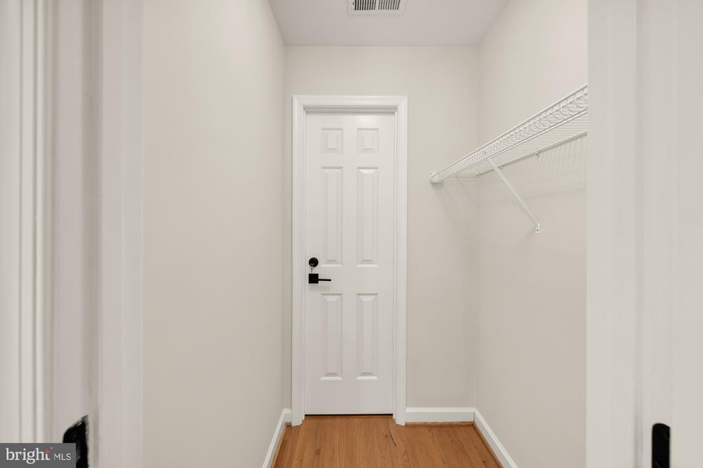 7813 STABLE WAY