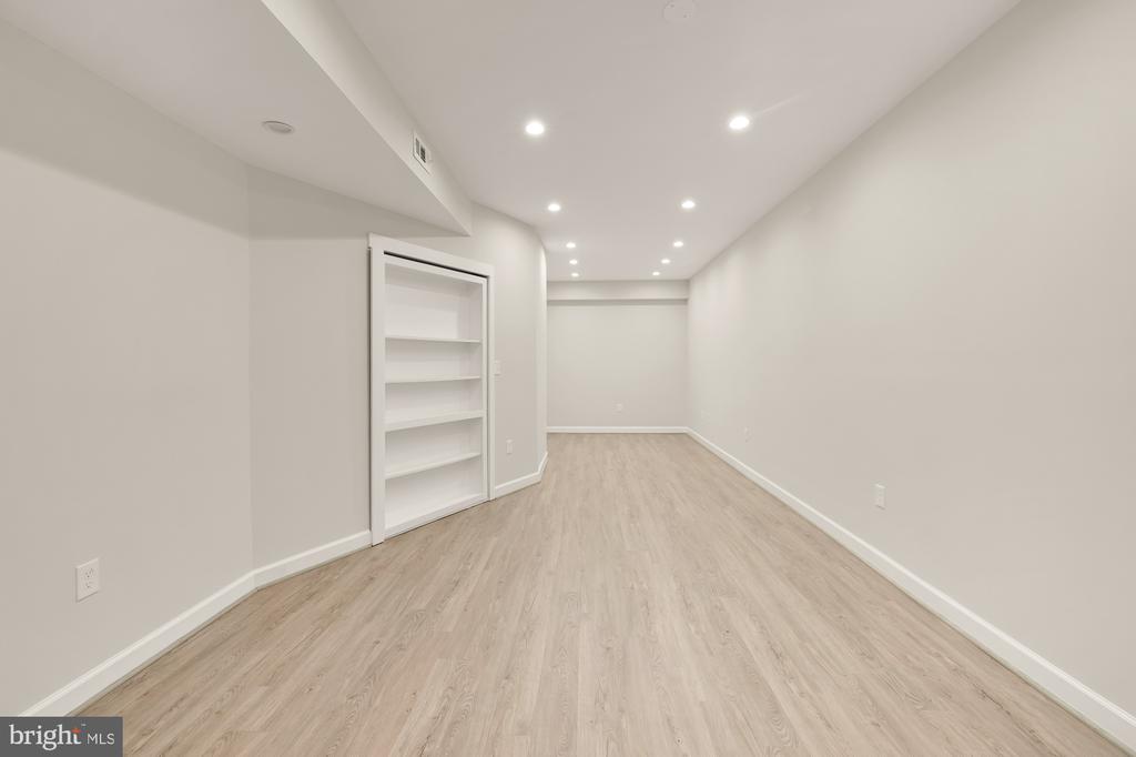 7813 STABLE WAY