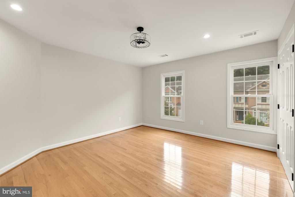 7813 STABLE WAY