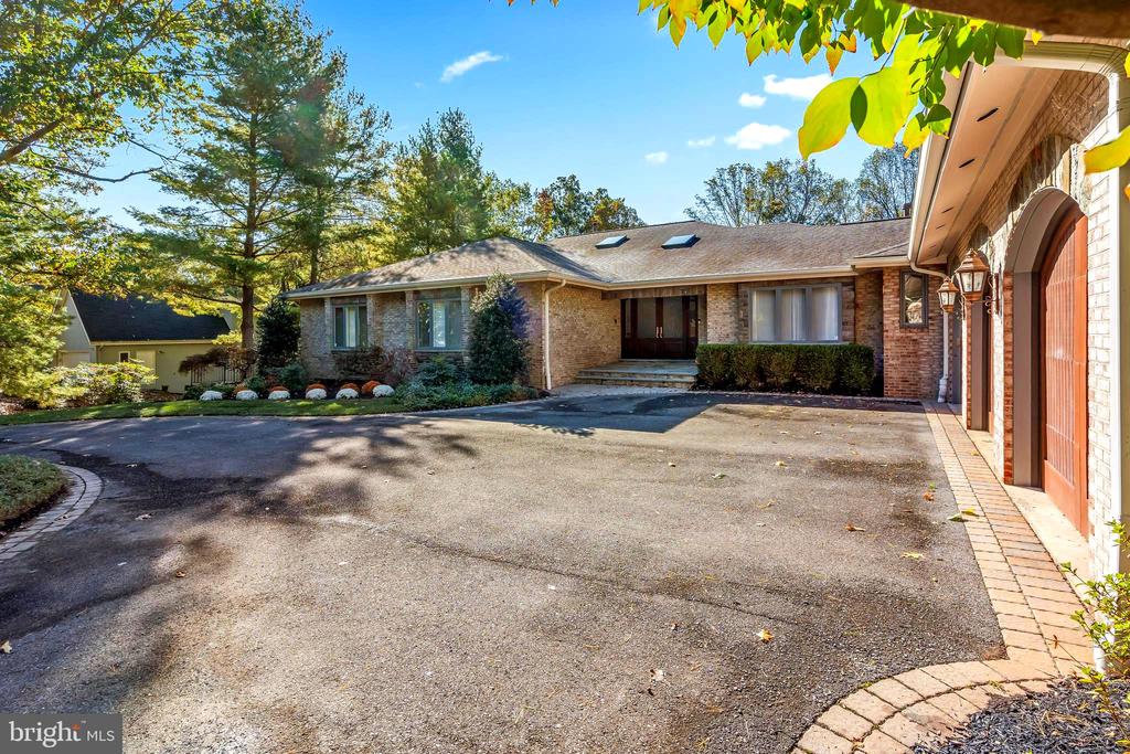 9209 VENDOME DRIVE