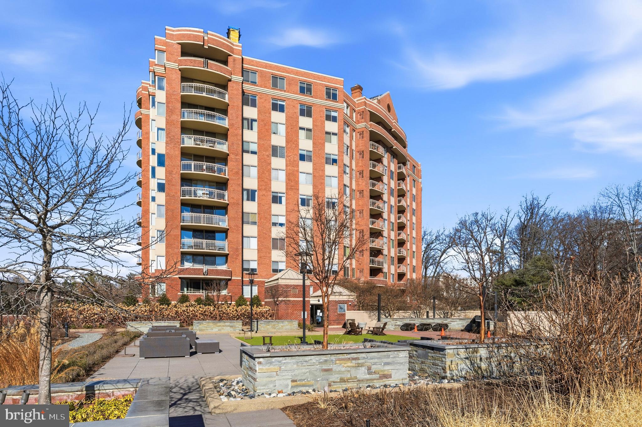 5800 NICHOLSON LANE 1-201