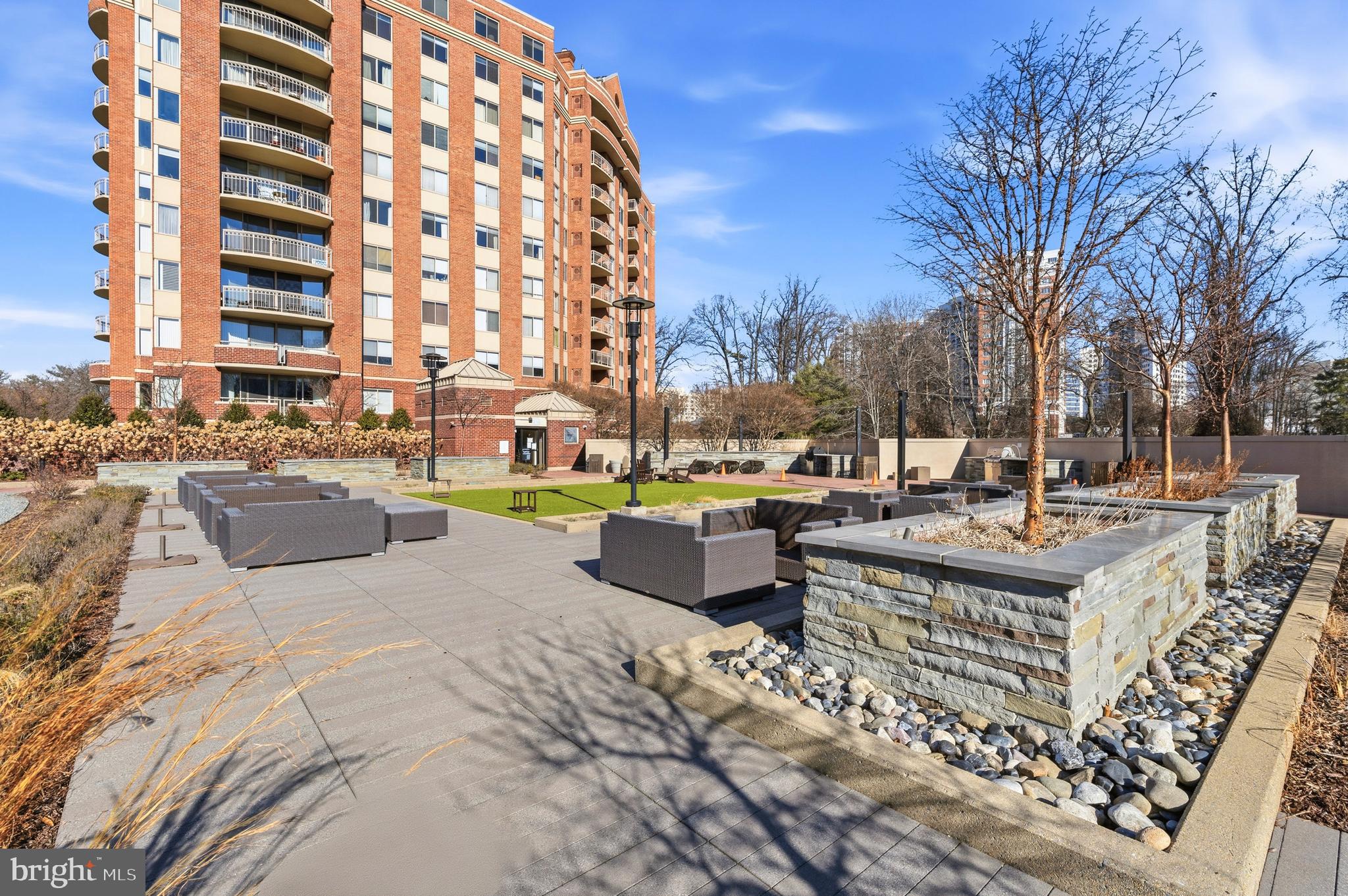 5800 NICHOLSON LANE 1-201