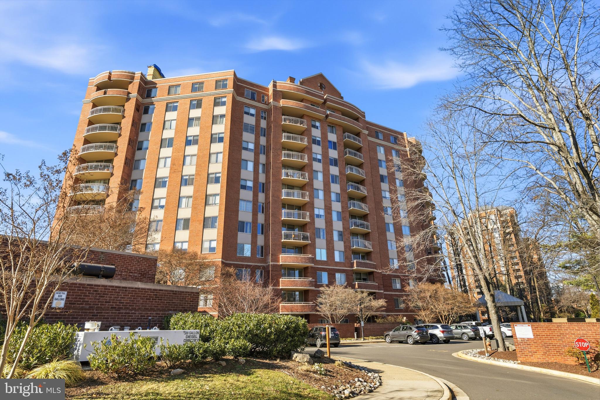 5800 NICHOLSON LANE 1-201
