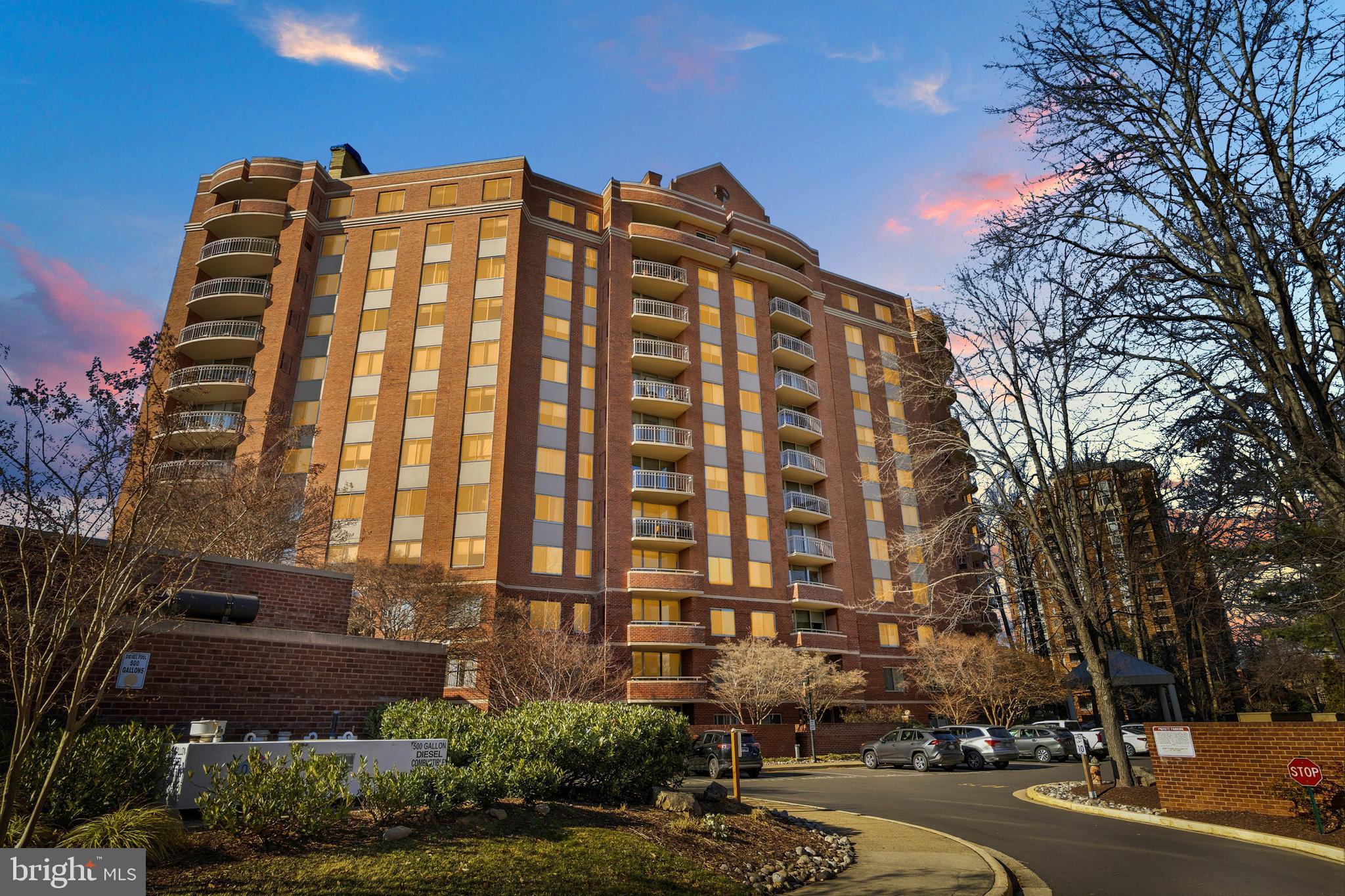 5800 NICHOLSON LANE 1-201
