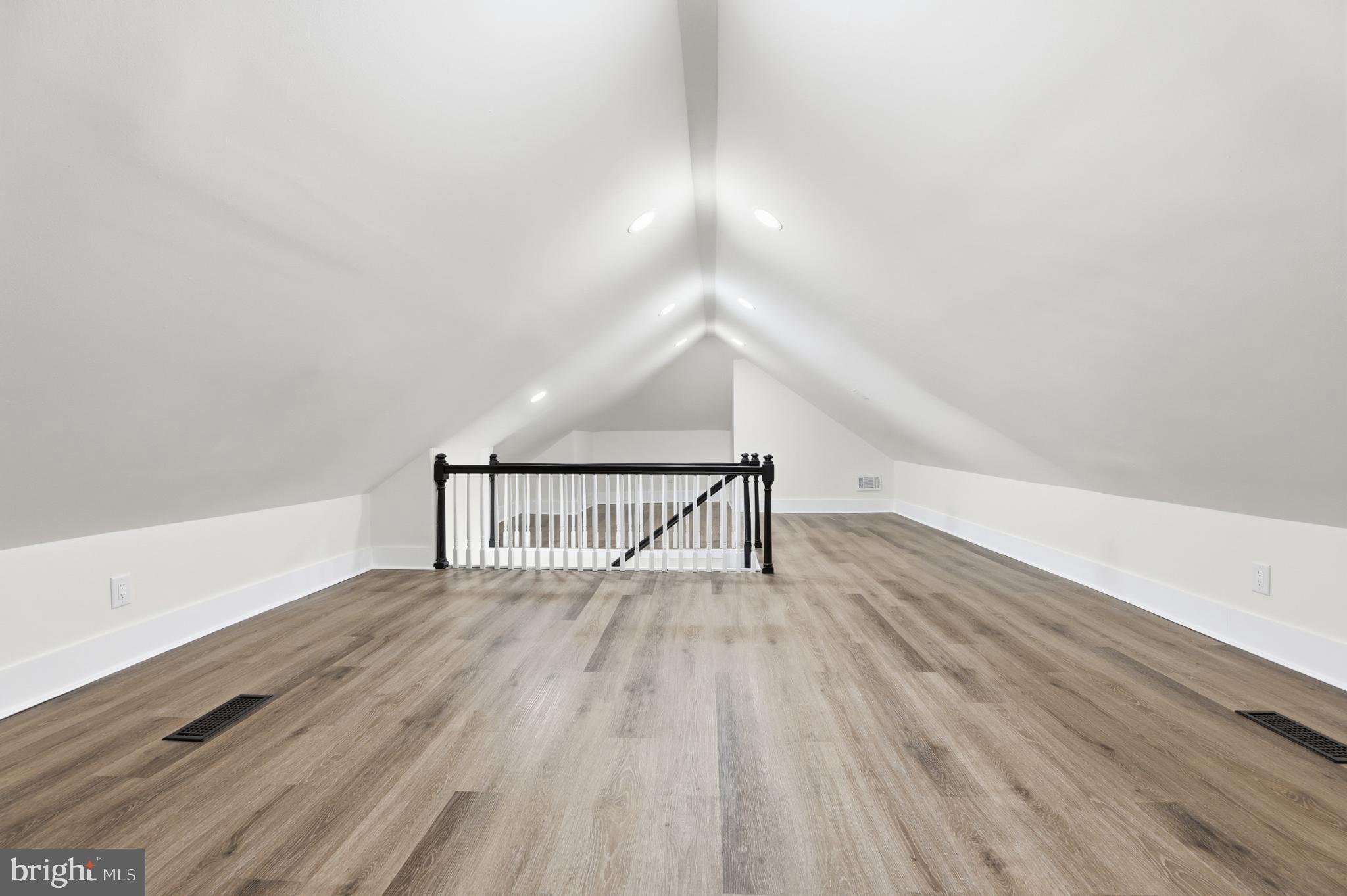 5621 HAWTHORNE STREET