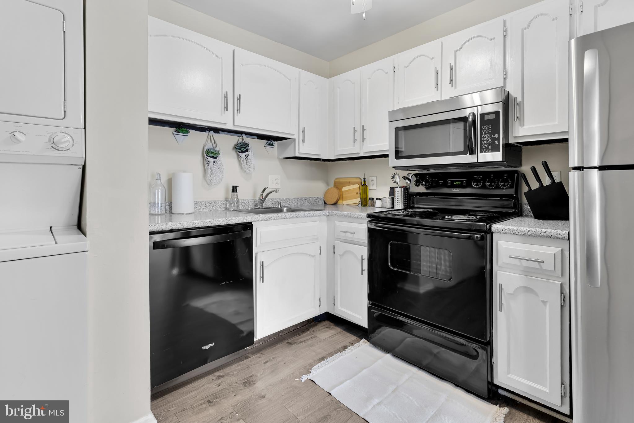 8608 VILLAGE SQUARE 15/8608