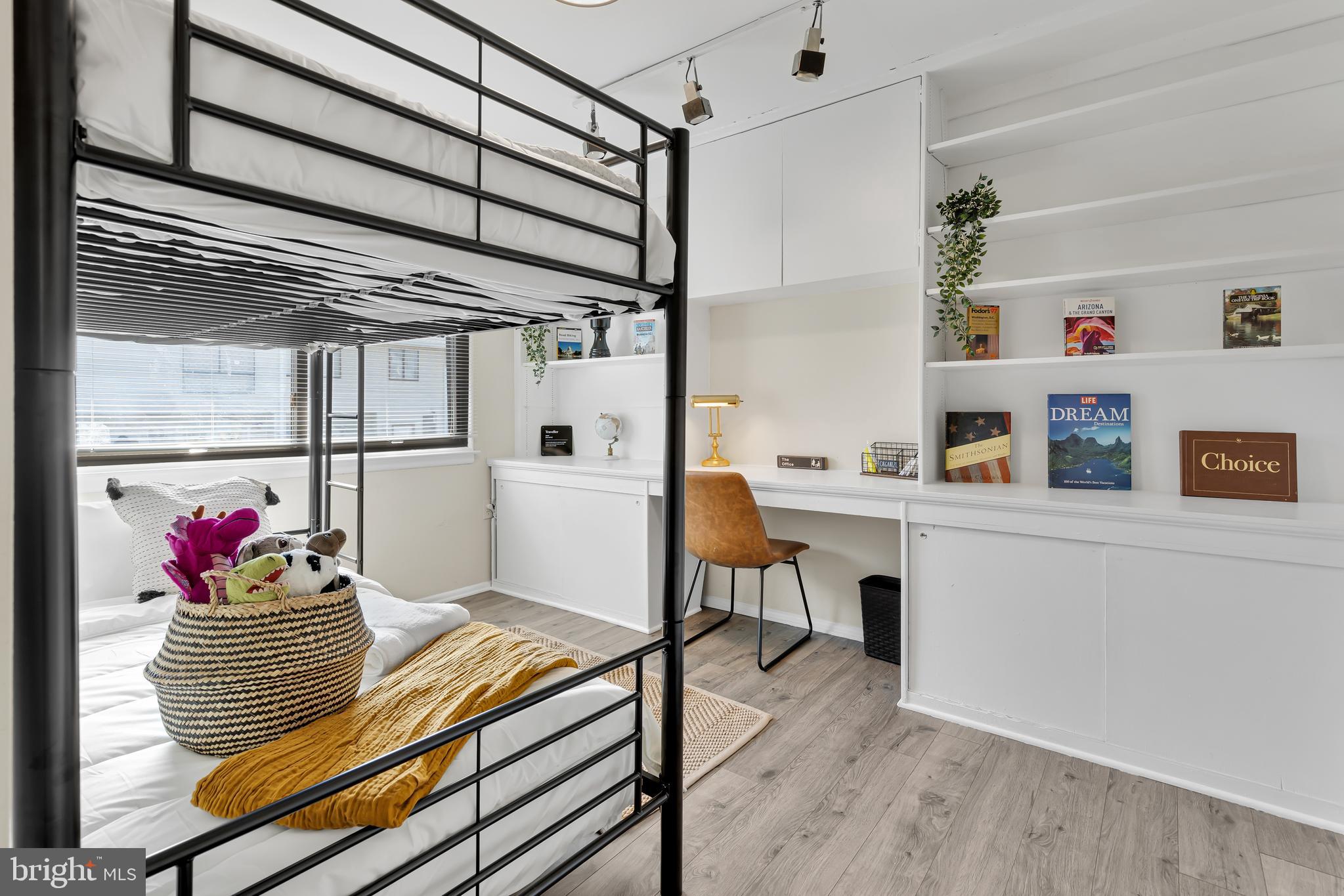 8608 VILLAGE SQUARE 15/8608