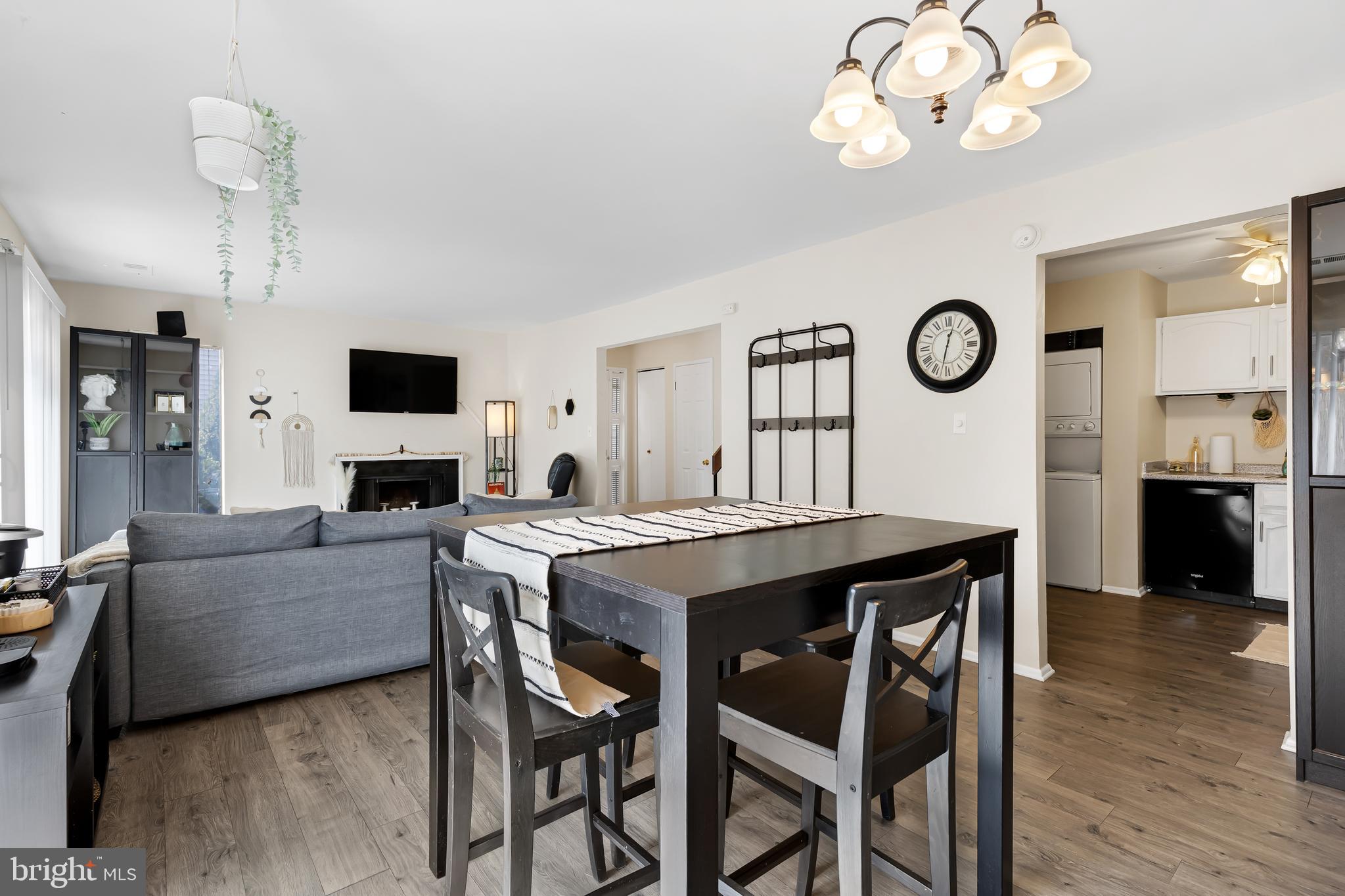 8608 VILLAGE SQUARE 15/8608