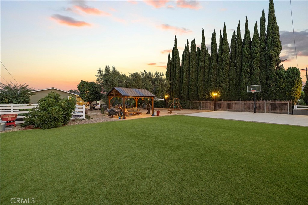 4935 Maureen Lane