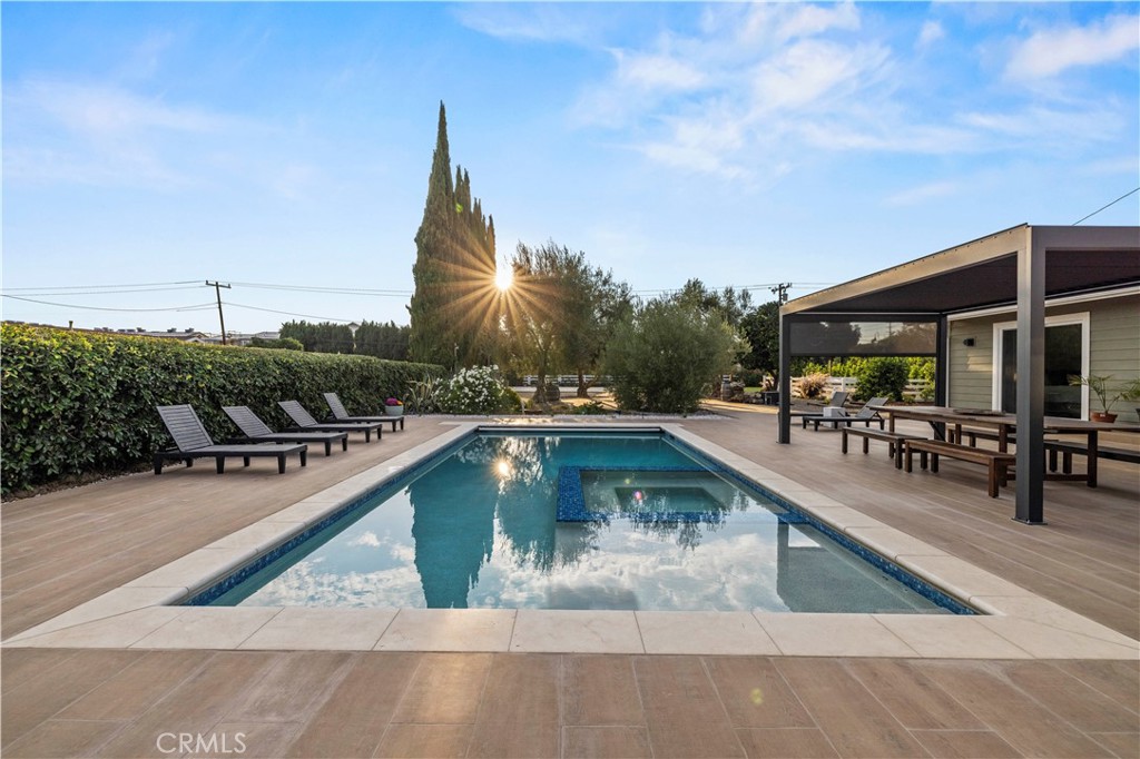 4935 Maureen Lane