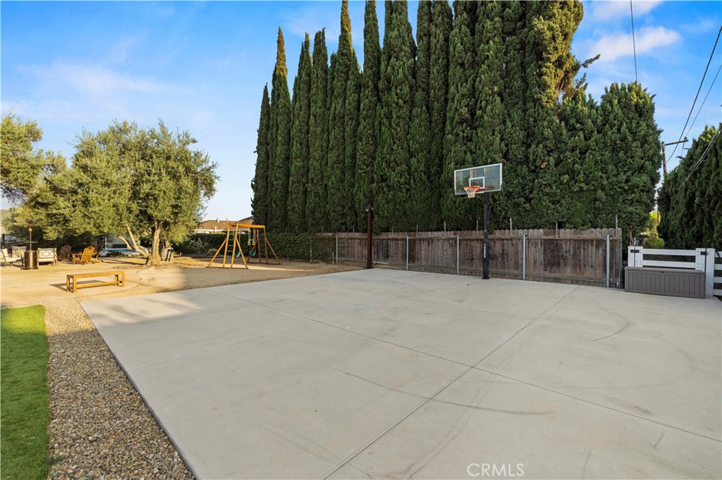 4935 Maureen Lane